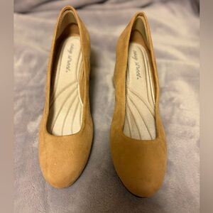 Easy Street Women's tan heels